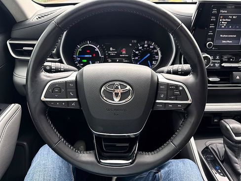 Used 2020 Toyota Highlander XLE AWD/4WD image 13