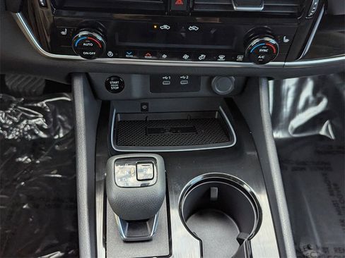 Used 2024 Nissan Rogue SL w/ SL Premium Package image 30