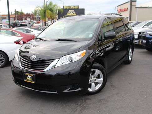 Used 2012 Toyota Sienna LE image 38
