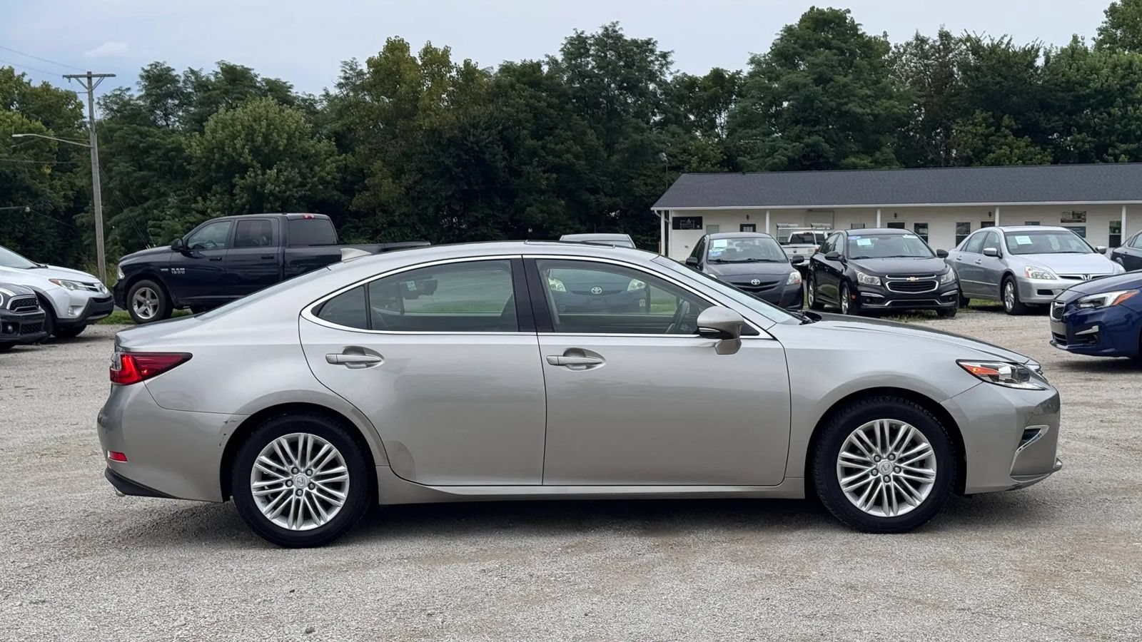 Used 2016 Lexus ES 350 w/ Premium Package w/Wood Trim FWD image 5