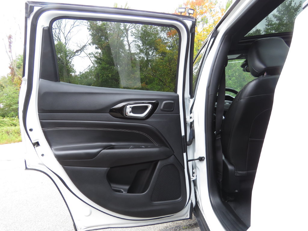 Used 2022 Jeep Compass Latitude w/ Sun and Sound Group AWD/4WD image 19