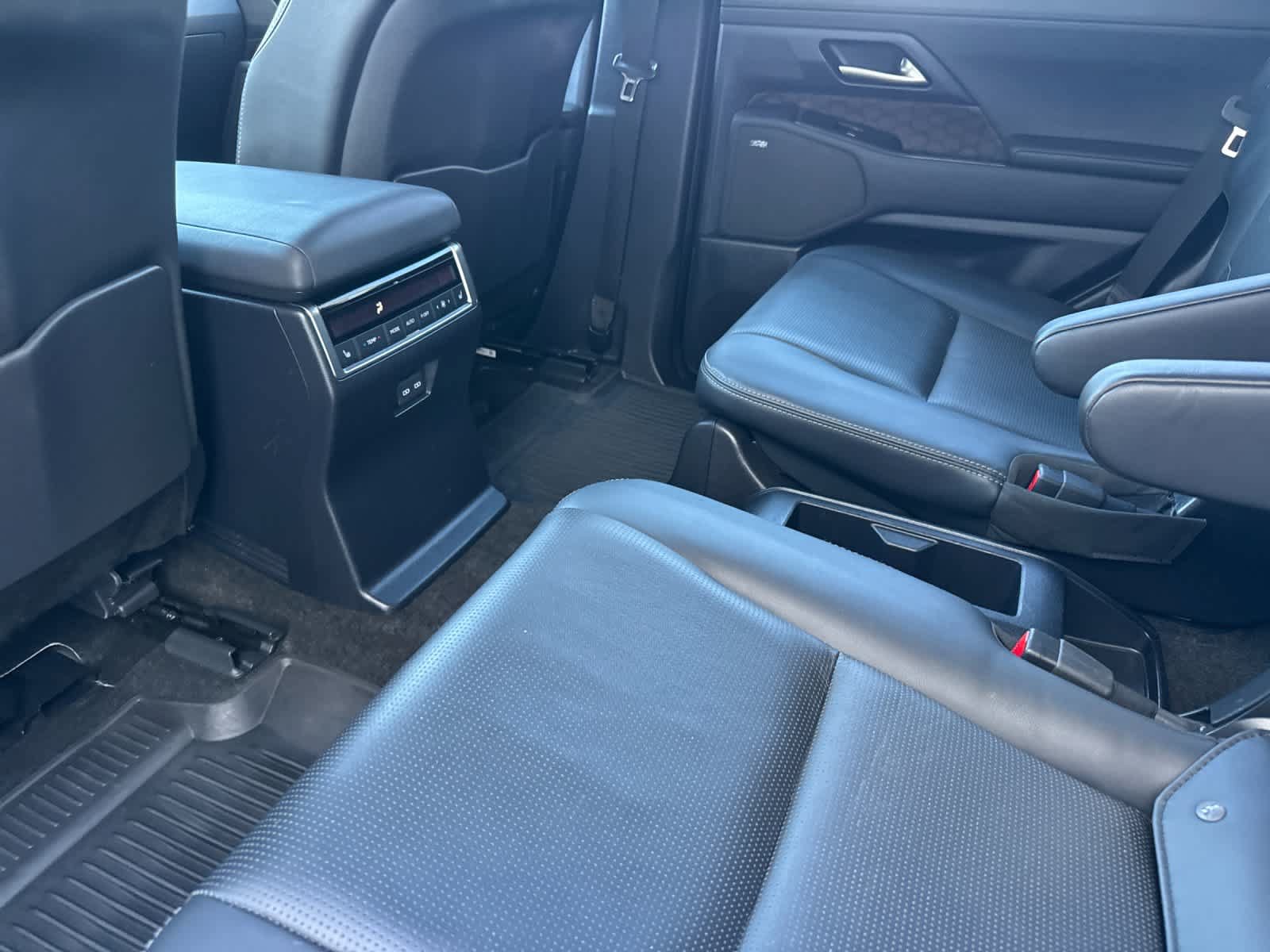 Used 2024 Lexus GX 550 w/ Accessory Package (31) AWD/4WD image 12
