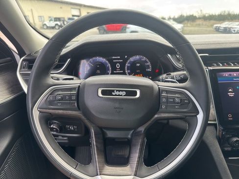 Used 2023 Jeep Grand Cherokee Limited AWD/4WD image 28