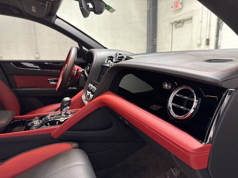 Used 2023 Bentley Bentayga image 45