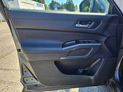 Used 2025 Nissan Pathfinder SL AWD/4WD image 23