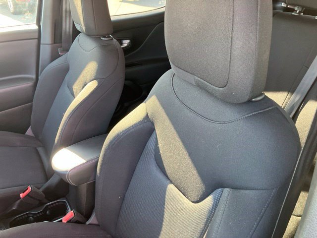 Used 2023 Jeep Renegade Latitude AWD/4WD image 12