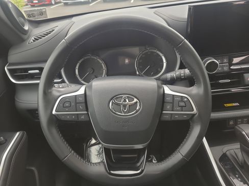 Used 2023 Toyota Highlander XSE FWD image 23