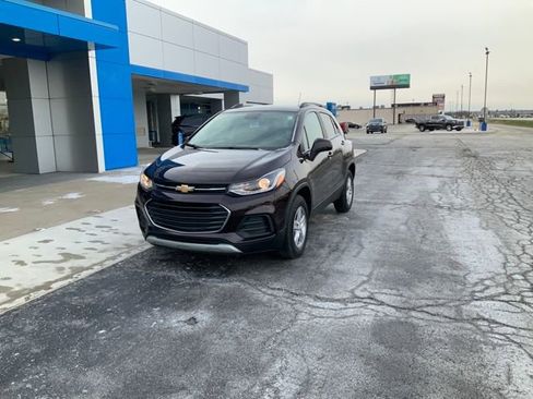 Used 2022 Chevrolet Trax LT w/ LT Convenience Package image 2