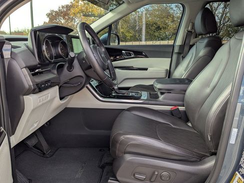 Used 2024 Kia Carnival EX image 9