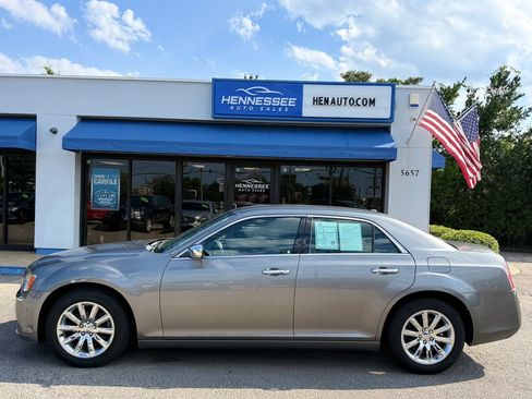 Used 2011 Chrysler 300 Limited RWD image 34
