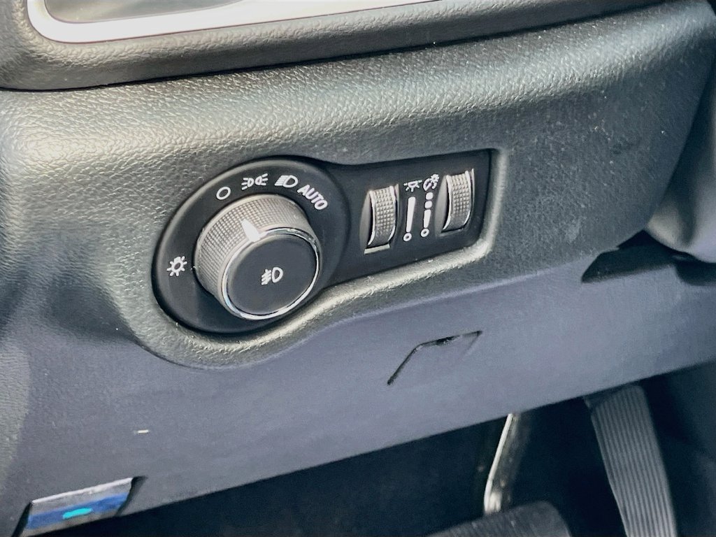 Used 2026 Chrysler Pacifica Select FWD image 10