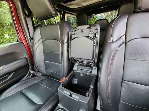 Used 2022 Jeep Wrangler Unlimited Sahara AWD/4WD image 30