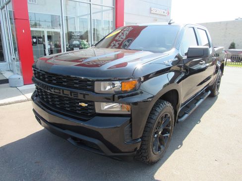 Used 2020 Chevrolet Silverado 1500 Custom w/ Custom Value Package AWD/4WD image 2
