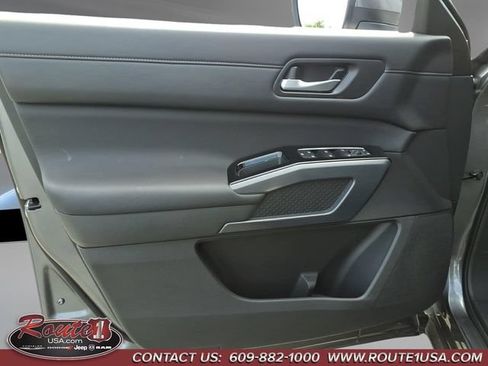 Used 2025 Nissan Pathfinder SL FWD image 29