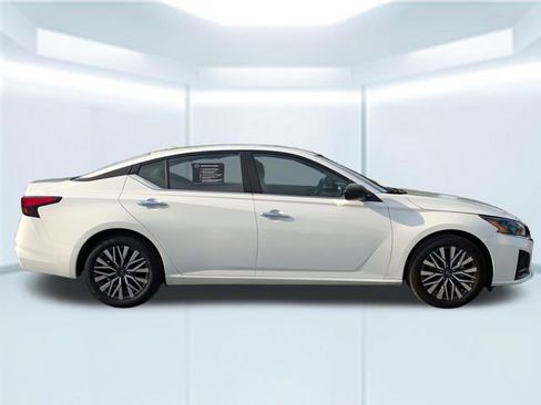 Certified 2025 Nissan Altima 2.5 SV FWD image 8