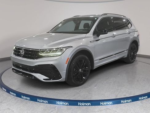 Used 2022 Volkswagen Tiguan SE R-Line FWD image 1