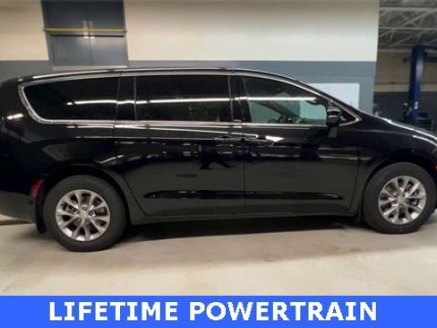 New 2026 Chrysler Pacifica Select image 9