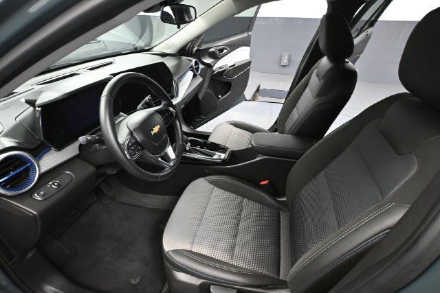 Used 2025 Chevrolet Trax LT w/ Driver Confidence Package FWD image 17