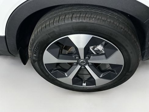 Used 2025 Volvo XC40 B5 Plus image 11