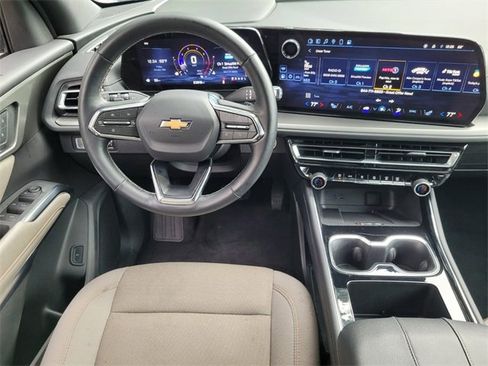 Used 2025 Chevrolet Traverse LT image 15