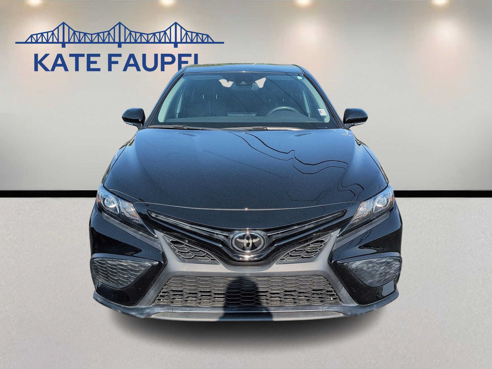 Used 2024 Toyota Camry SE w/ Convenience Package FWD image 2