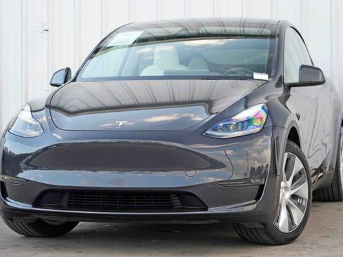 Used 2024 Tesla Model Y Long Range image 3