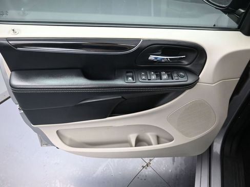 Used 2016 Dodge Grand Caravan SE image 18