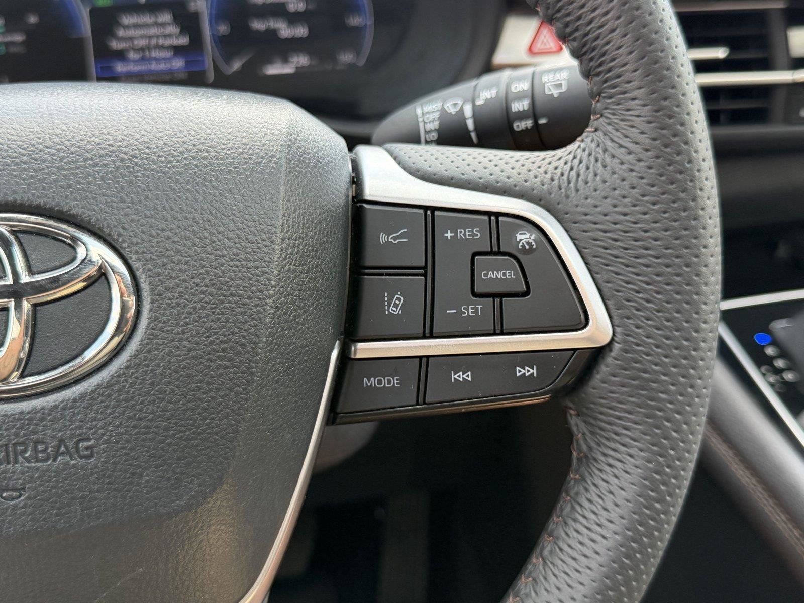 Used 2025 Toyota Sienna Limited AWD/4WD image 22