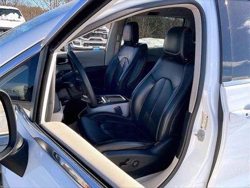 Used 2023 Chrysler Pacifica Touring-L image 9