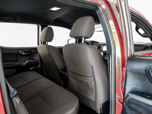 Used 2018 Toyota Tacoma TRD Sport w/ Technology Package image 32