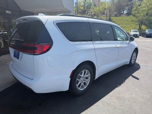 Used 2022 Chrysler Pacifica Touring-L FWD image 6