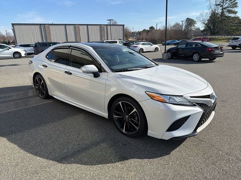 Used 2020 Toyota Camry XSE image 8