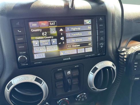 Used 2016 Jeep Wrangler Unlimited Rubicon image 13