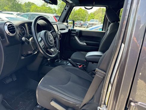 Used 2017 Jeep Wrangler Unlimited Sahara w/ Connectivity Group AWD/4WD image 3