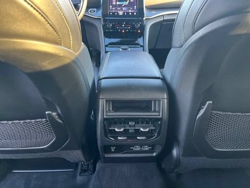 Used 2022 Jeep Grand Cherokee Altitude AWD/4WD image 13