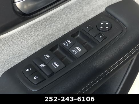 Used 2024 Chrysler Pacifica Touring-L FWD image 27