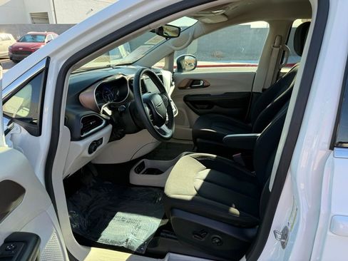Used 2023 Chrysler Voyager LX image 12
