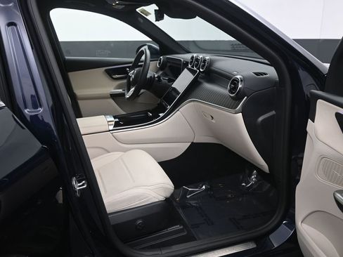 Used 2024 Mercedes-Benz GLC 300 4MATIC image 11