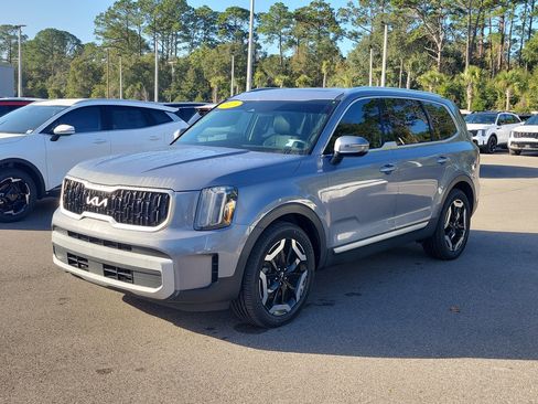 Certified 2023 Kia Telluride EX w/ EX Captain's Chair Package image 3