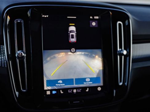 Used 2021 Volvo XC40 P8 Recharge image 25