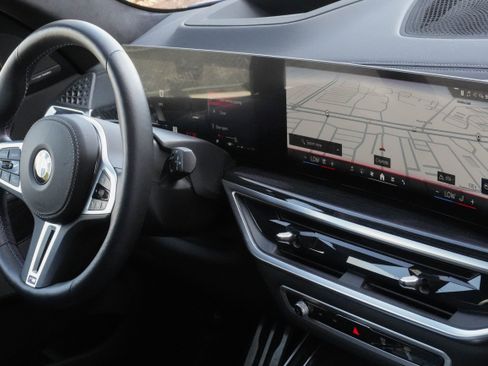 Used 2026 BMW X7 M60i image 8