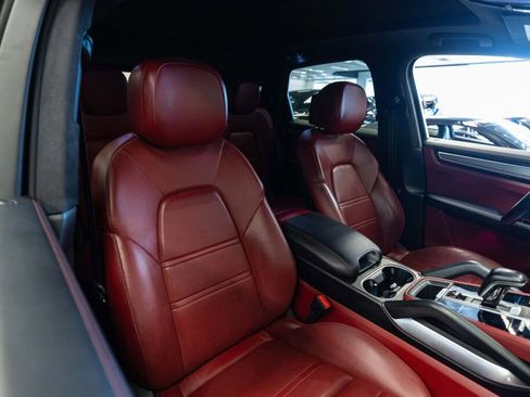 Used 2019 Porsche Cayenne Turbo image 14