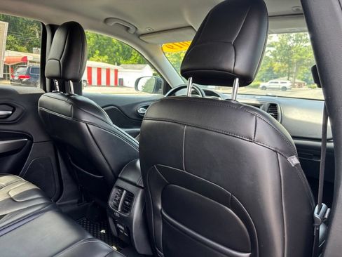 Used 2019 Jeep Cherokee Latitude Plus w/ Cold Weather Group AWD/4WD image 19
