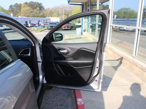 Used 2019 Jeep Cherokee Limited AWD/4WD image 16