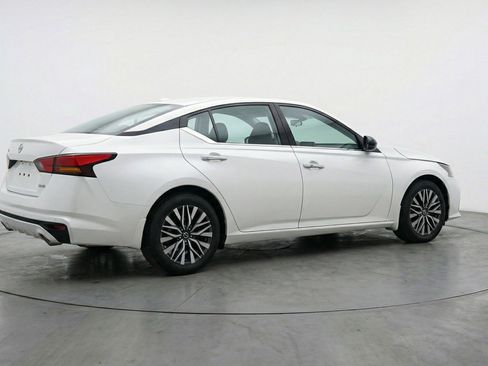 Used 2025 Nissan Altima 2.5 SV FWD image 9