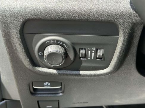 Used 2022 Jeep Grand Cherokee Laredo w/ Luxury Tech Group I AWD/4WD image 24