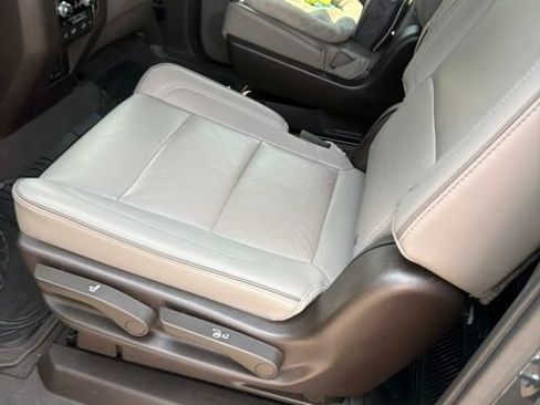Used 2021 GMC Yukon XL SLT w/ SLT Premium Package RWD image 9