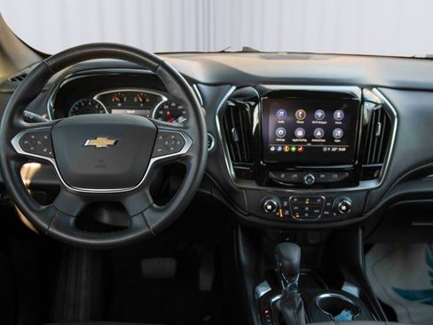 Used 2023 Chevrolet Traverse LT image 3