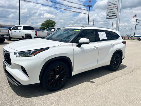 Used 2021 Toyota Highlander Platinum FWD image 3