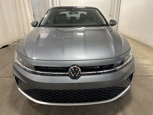 Used 2025 Volkswagen Jetta SE w/ Sunroof Package image 2